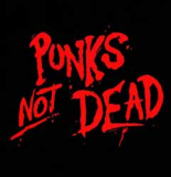 Samolepka PUNKS NOT DEAD - červený slogan na čiernom múre