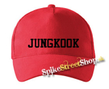 JUNGKOOK - Logo - červená šiltovka (-30%=AKCIA)