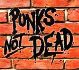 Samolepka PUNKS NOT DEAD - čierny slogan na tehlovom múre